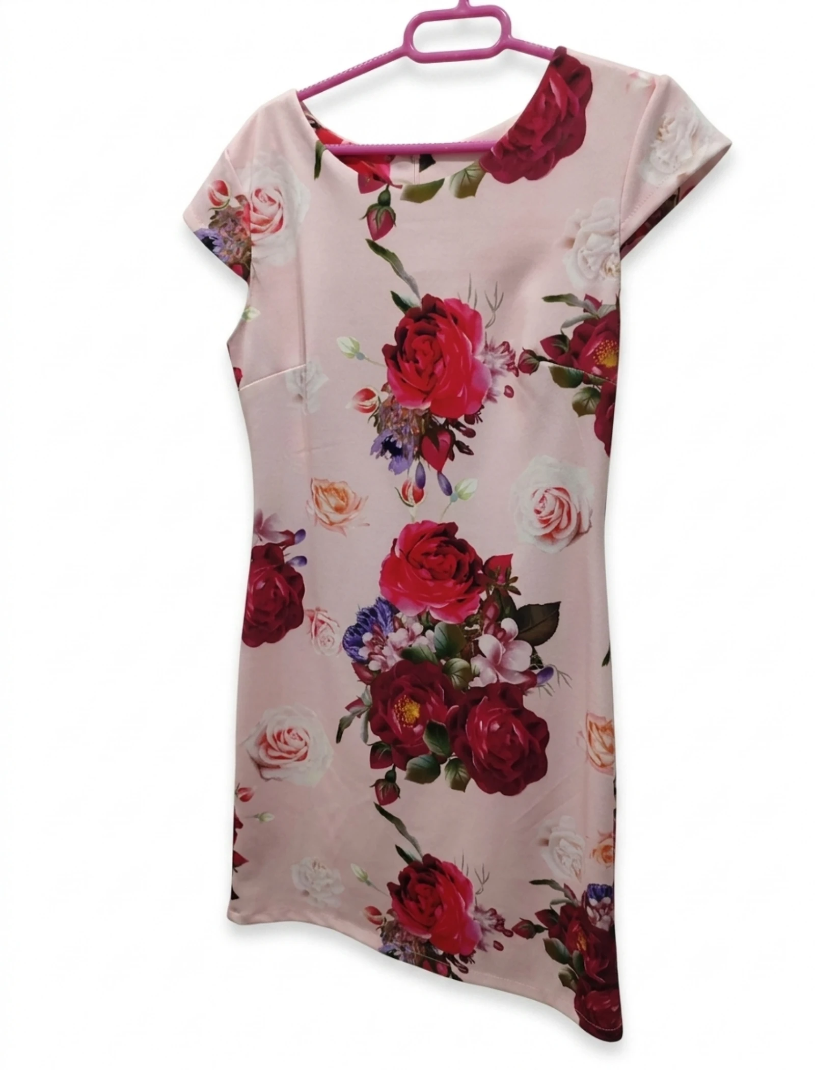 Vestido corto entallado con estampado floral 🌸✨